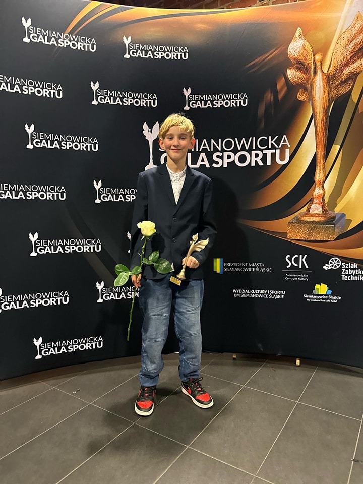 Na Gali Sportu w Siemianowicach Śląskich uczeń naszej szkoły Adrian Muzyka otrzymał wyróżnienie za osiągnięcia sportowe w 2023 roku. Gratulacje!!! - Obrazek 1