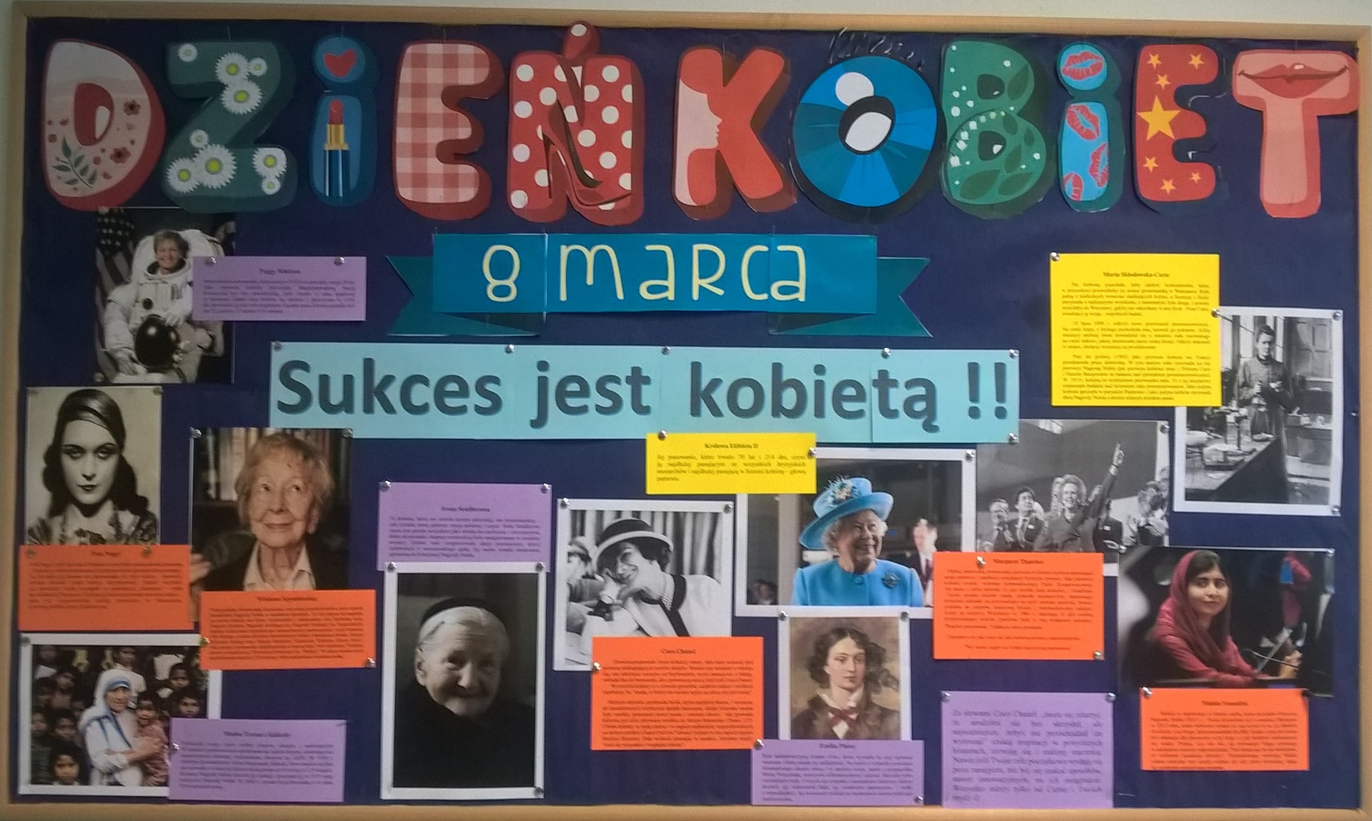 Gazetka szkolna z okazji Dnia Kobiet, na niej napis "Sukces jest kobietą!" oraz wizerunki sławnych kobiet z opisem ich dokonań