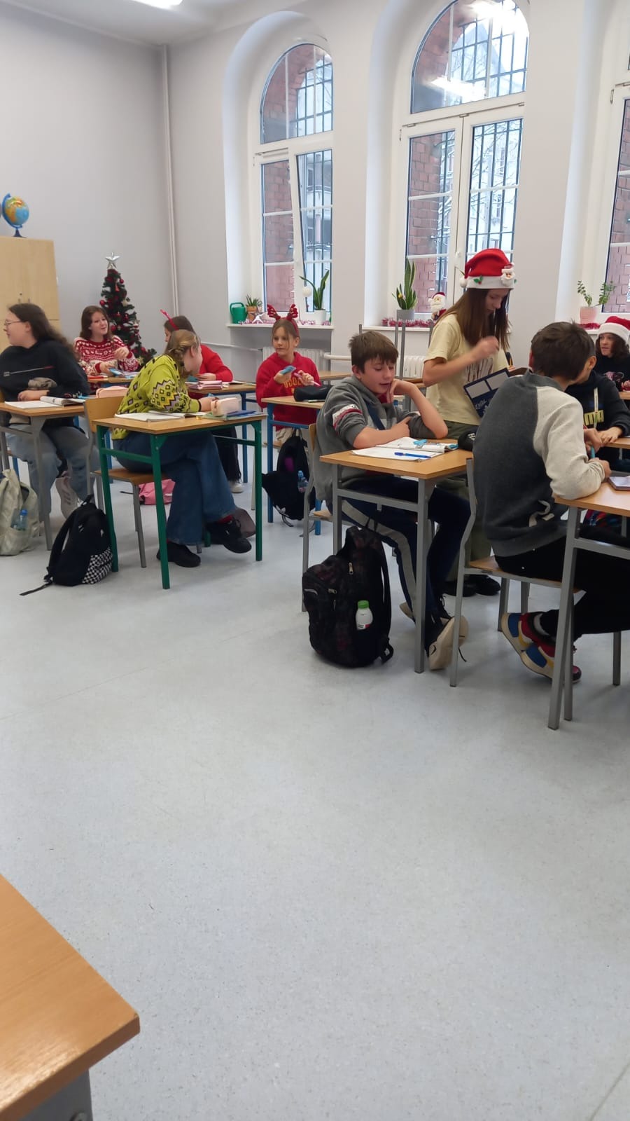 6 grudnia naszą szkołę odwiedził Święty Mikołaj, który wraz ze swoimi elfami rozdawał wszystkim uczniom czekolady zakupione i sfinansowane przez Radę Rodziców.