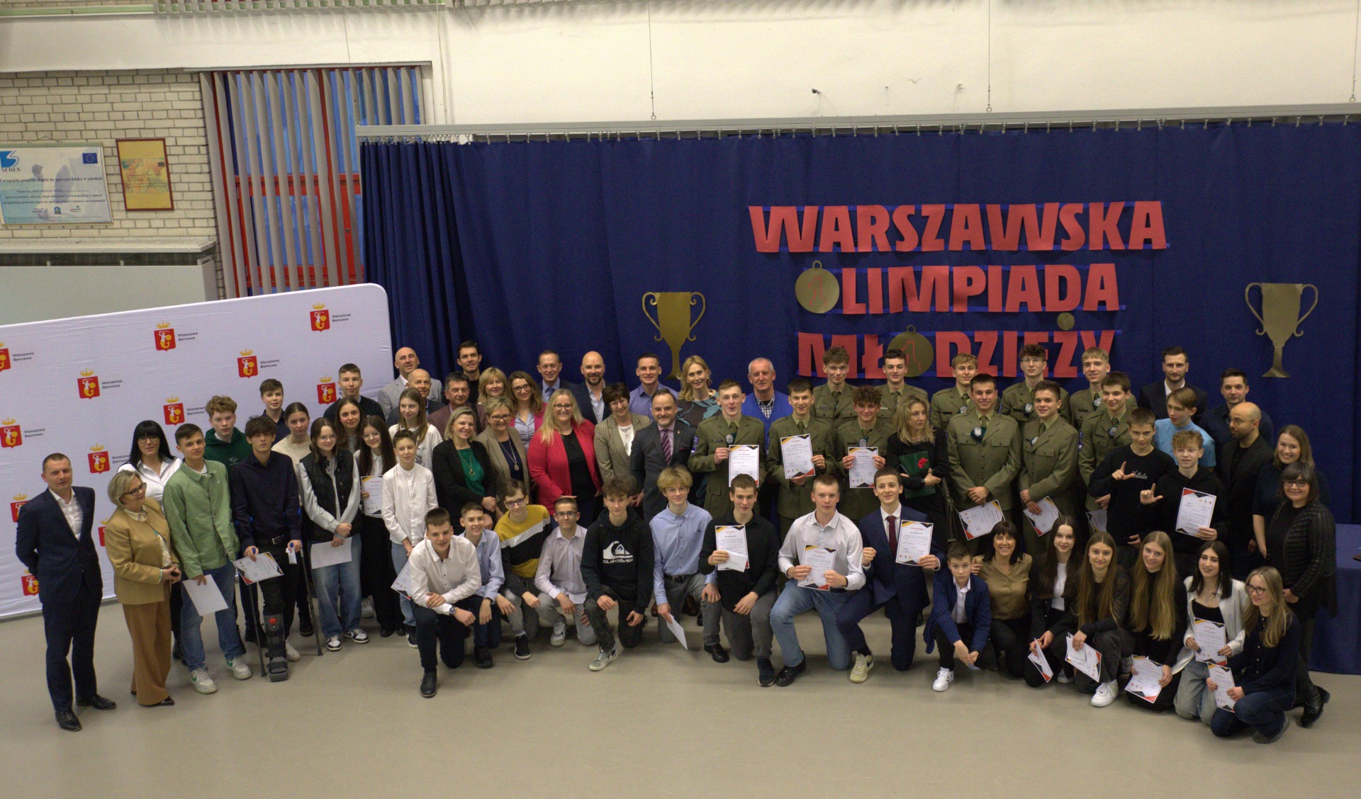 Zdjęcie przedstawia laureatów Warszawskiej Olimpiady Młodzieży