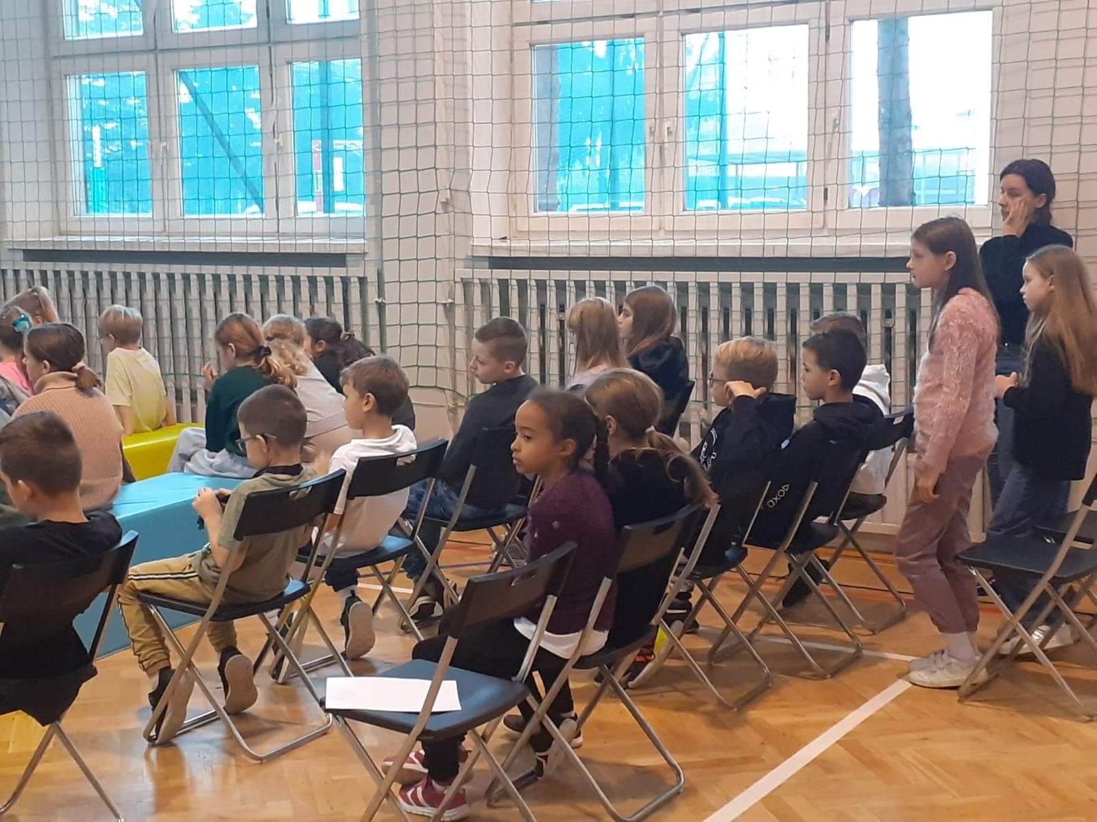 Dzisiaj w Naszej szkole odbył się koncert muzyków z Filharmonii Krakowskiej.  Poznaliśmy twórczość Mozarta👏🎻🎼N - Obrazek 3