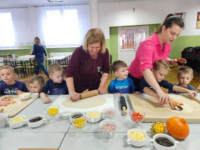 Przedszkolaki na warsztatach kulinarnych w ZSAE w Weryni - Obrazek 4