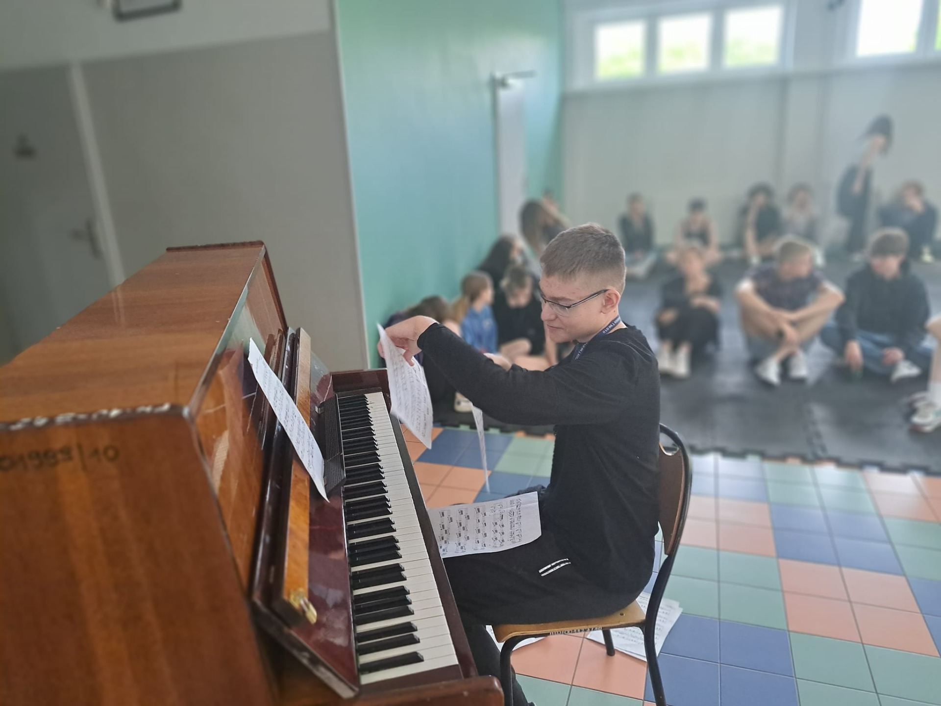 Uczeń przy pianinie