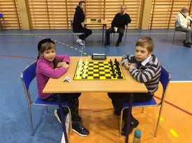 Najmłodsi uczestnicy rozgrywają partię szachów