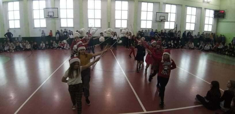 🎅Występ kowalskich mażoretek rozpoczynający akcję charytatywną Święty Mikołaj przyjeżdża do Kowala 🎅 - Obrazek 2