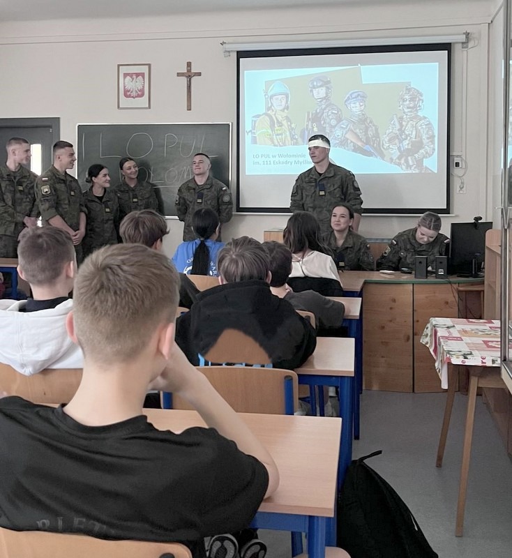 W ramach zajęć z doradztwa zawodowego uczniowie klas siódmych spotkali się z kadetami I LO PUL im. 111 Eskadry Myśliwskiej w Wołominie