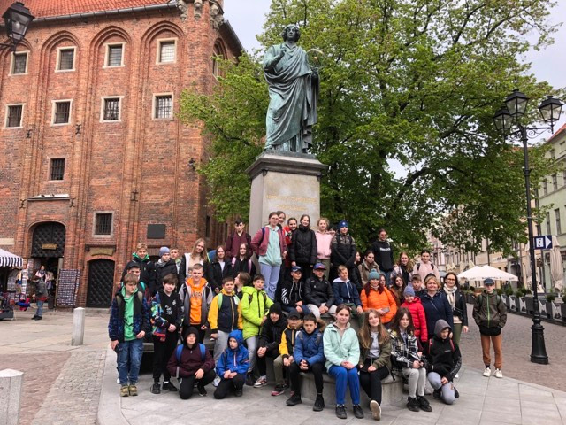 Uczestnicy wycieczki przy pomniku Mikołaja Kopernika