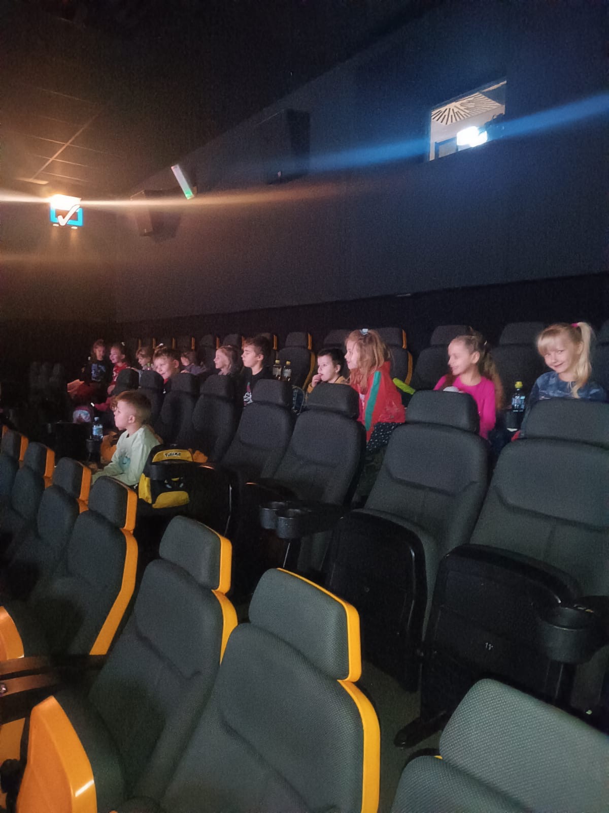 20 grudnia klasa 0b udała się do kina Helios w Bydgoszczy.🤩Dzieci obejrzały film pt. „Życzenie”.  W kinie spotkała je miła niespodzianka.🤩 - Obrazek 6
