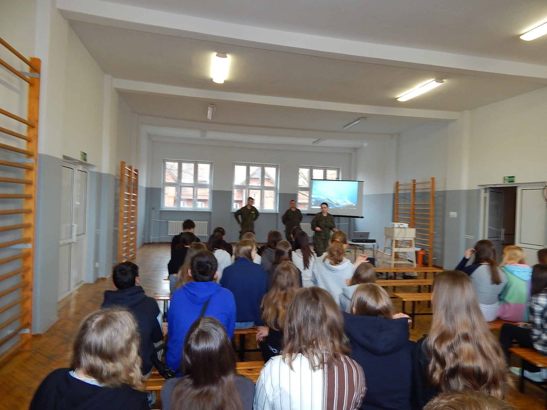 Uczniowie SP Nr 2 im. M. Kopernika w Olecku podczas spotkania z przedstawicielami Wojskowego Centrum Rekrutacji w Ełku