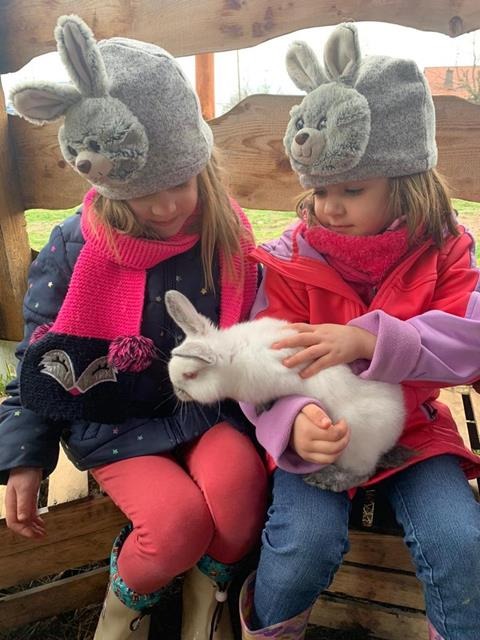 dzieci z królikiem