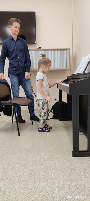 dziewczynka gra na pianinie