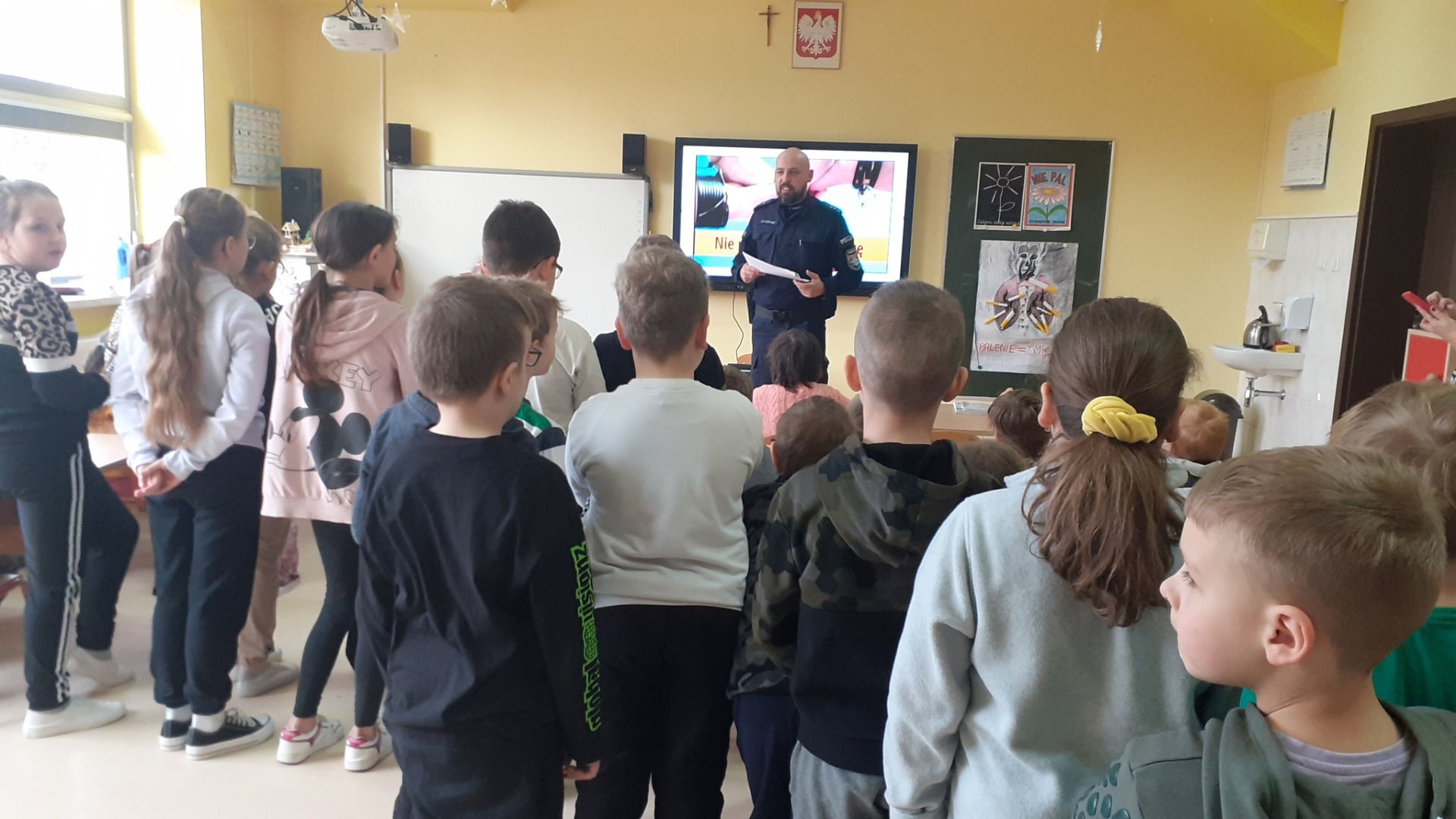 Spotkanie uczniów klas I-III z dzielnicowym p. Marcinem Bandurą