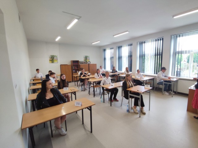 Uczniowie i nauczyciele podczas egzaminów.