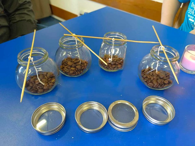 Świece pachnące kawą i słodką czekoladą wykonane przez uczniów klasy 8D. - Obrazek 1
