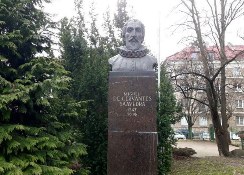 Pomnik Patrona Liceum Ogólnokształcące im. Miguela de Cervantesa w Warszawie.