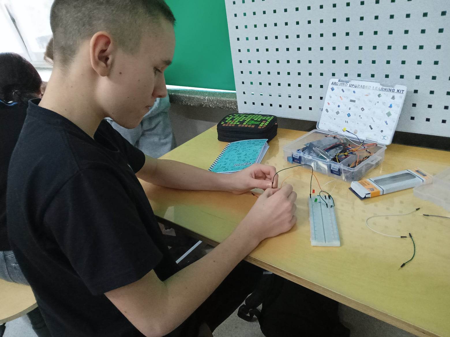 Zestaw Arduino montowany przez chłopca