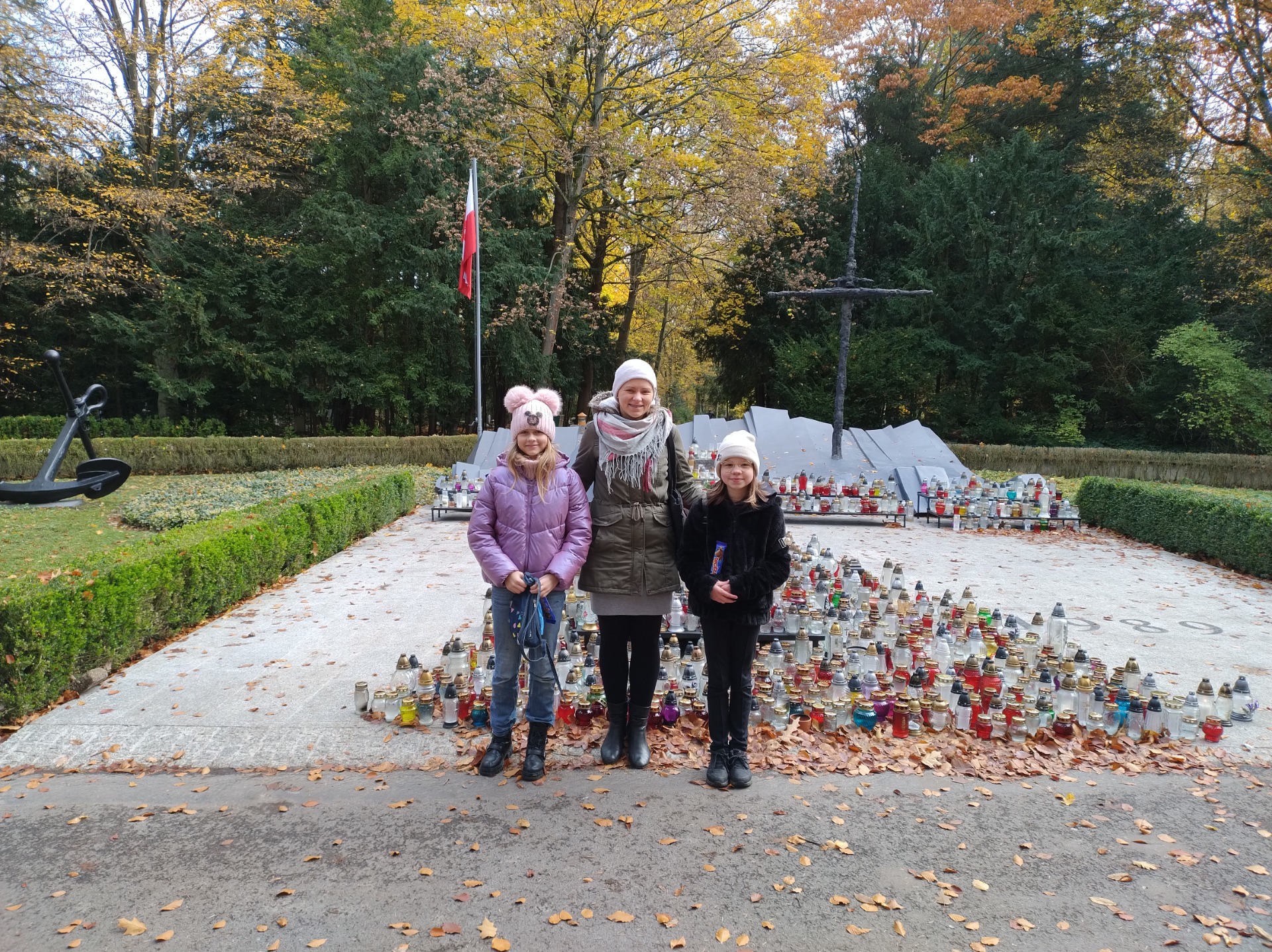 Uczennice klasy 5a wraz z nauczycielami odwiedziły Cmentarz Centralny