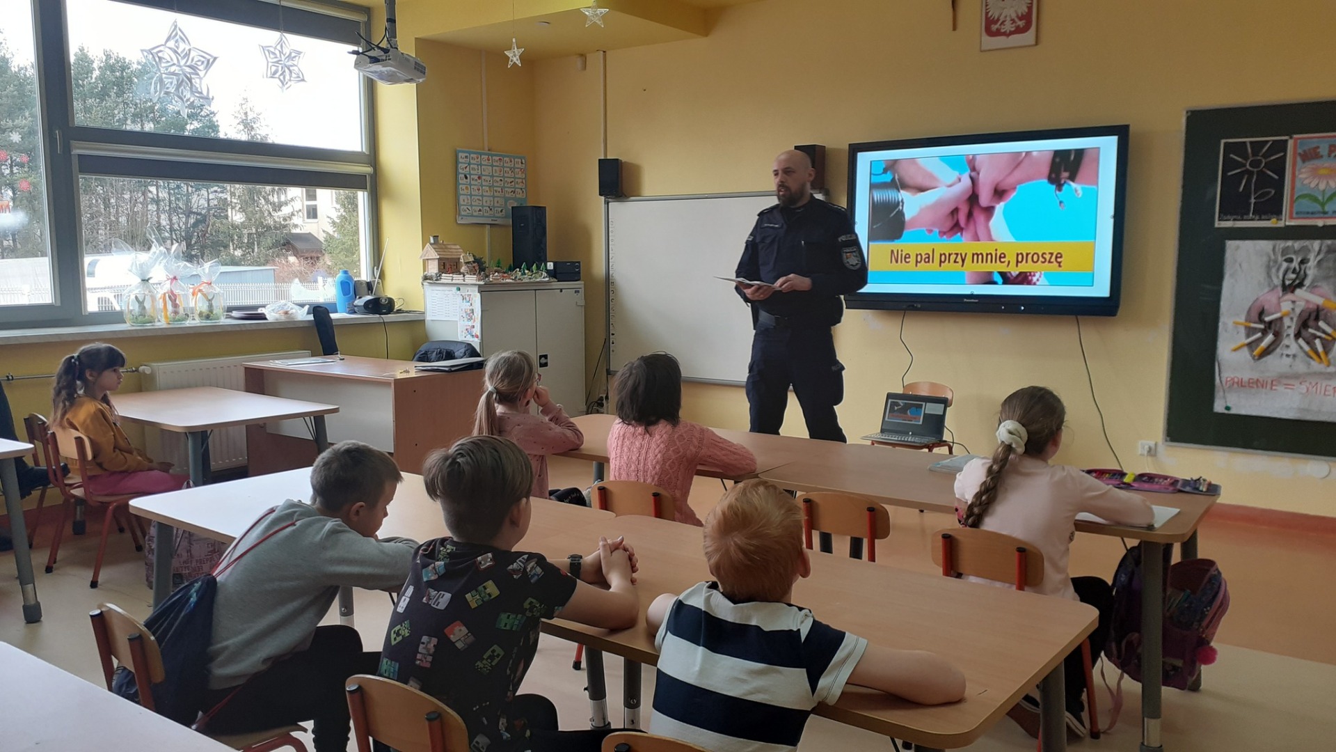 Spotkanie uczniów klas I-III z dzielnicowym p. Marcinem Bandurą