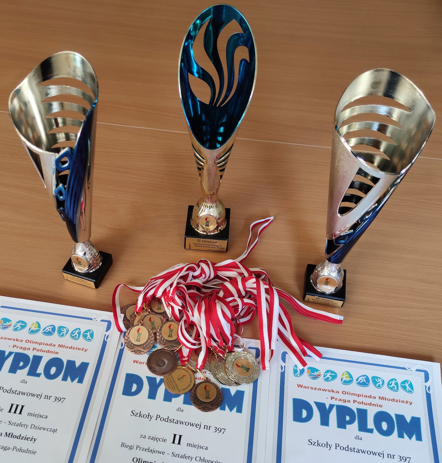 Puchary i medale dla sztafet w biegach przełajowych - Obrazek 1