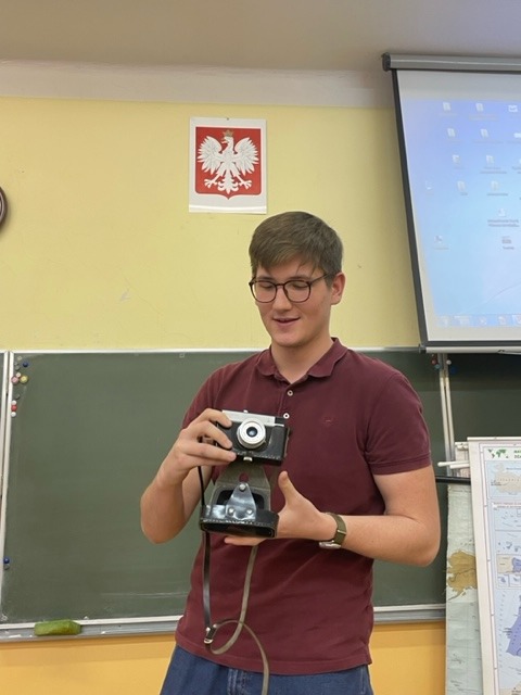 Uczeń klasy 4a z aparatem fotograficznym z czasów PRL