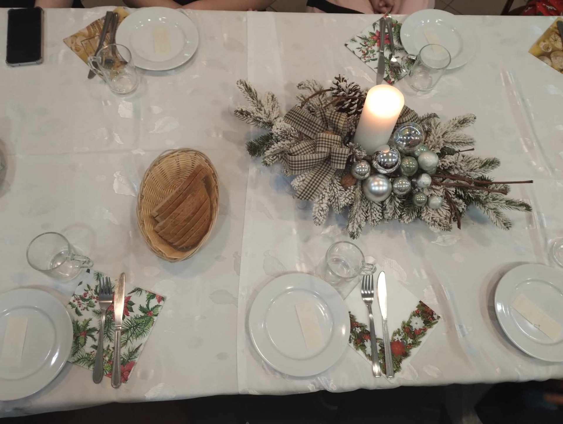 Stroik świąteczny na stole wigilijnym